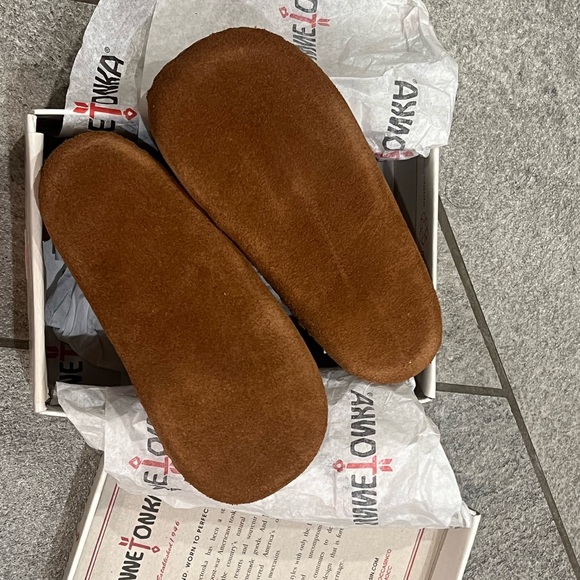 Minnetonka Moccasin Leather back strap bootie, infant, size 5, brown - Picture 3 of 6